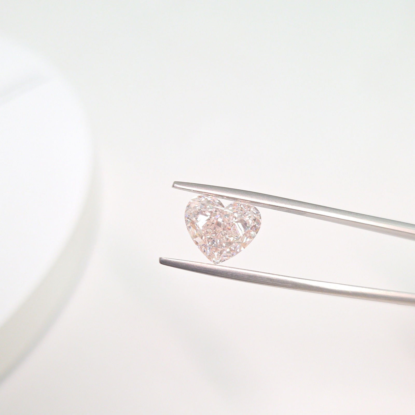 Loose Diamond - HEART 3.49ct Very Light Pinkish Brown VVS2: Loose Diamond - HEART 3.49ct Very Light Pinkish Brown VVS2 Source: This is a real non-mined Diamond that has been grown in a lab Shape: HEART Carats: 3.49 Color: Very Light Pinkish Brown Certification