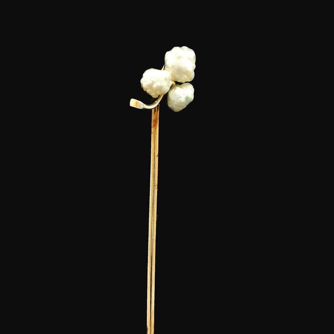 Antique 14k Yellow Gold Baroque Pearl Clover Stick Pin: Antique 14k Yellow Gold Baroque Pearl Clover Stick Pin This exquisite antique collectible stick pin features a stunning three-leaf clover design adorned with genuine cultured baroque pearls. Crafted f
