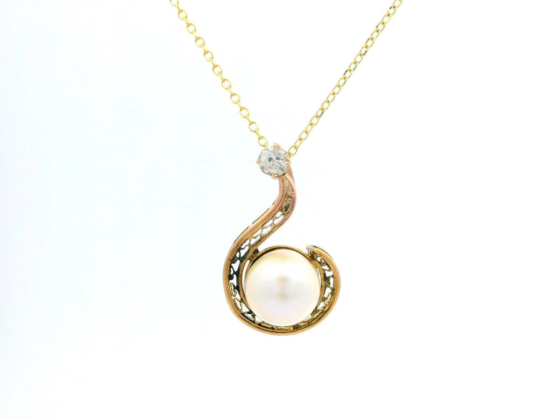 Antique 10k Yellow Gold Diamond Pearl Filigree Pendant Necklace 0.08ct: Antique 10k Yellow Gold Diamond Pearl Filigree Pendant Necklace 0.08ct This exquisite antique pendant necklace features a captivating hook shape design crafted from 10k yellow gold. Adorned with a nat