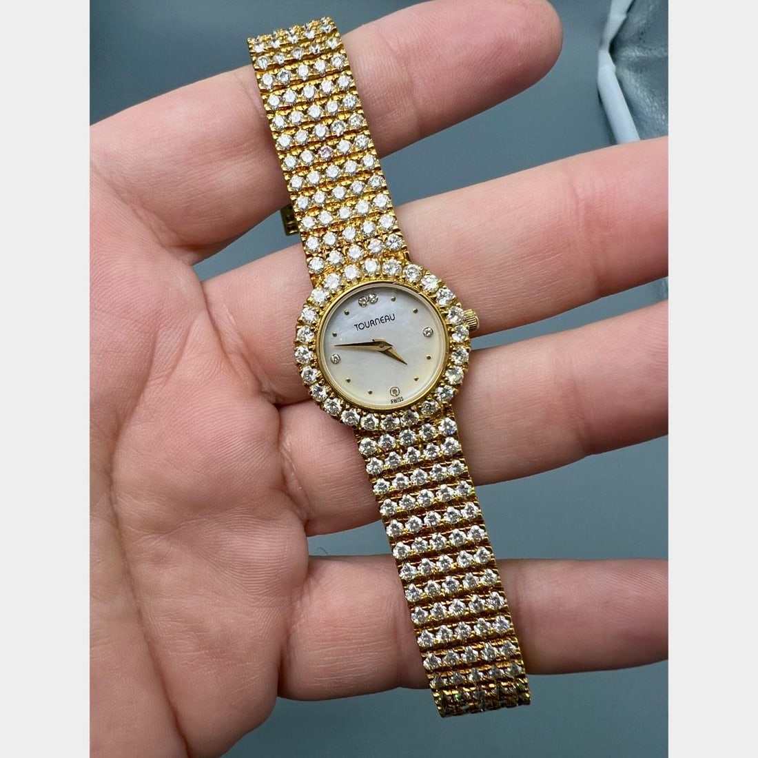 18K Yellow Gold Ladies Watch with 324 Diamonds by Tourneau: 18K Yellow Gold Ladies Watch with 324 Diamonds by Tourneau This Tourneau ladies watch is crafted from 18K yellow gold and features a quartz movement. The case measures 22.5mm and the bracelet is 8