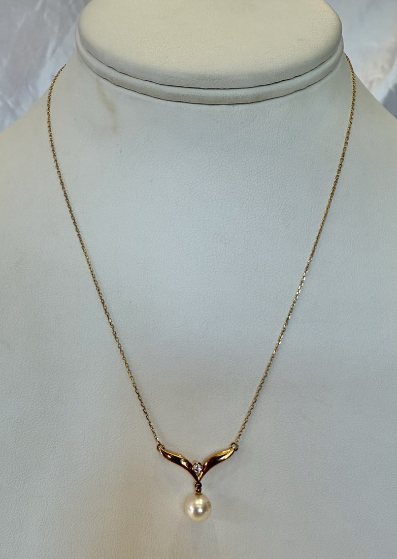 James Avery 18K Gold Pearl Diamond Necklace Jewelry Set: James Avery 18K Gold Pearl Diamond Necklace Jewelry Set Discover the elegance of this exquisite James Avery necklace, crafted from luxurious 18k gold and adorned with a stunning pearl and sparkling di