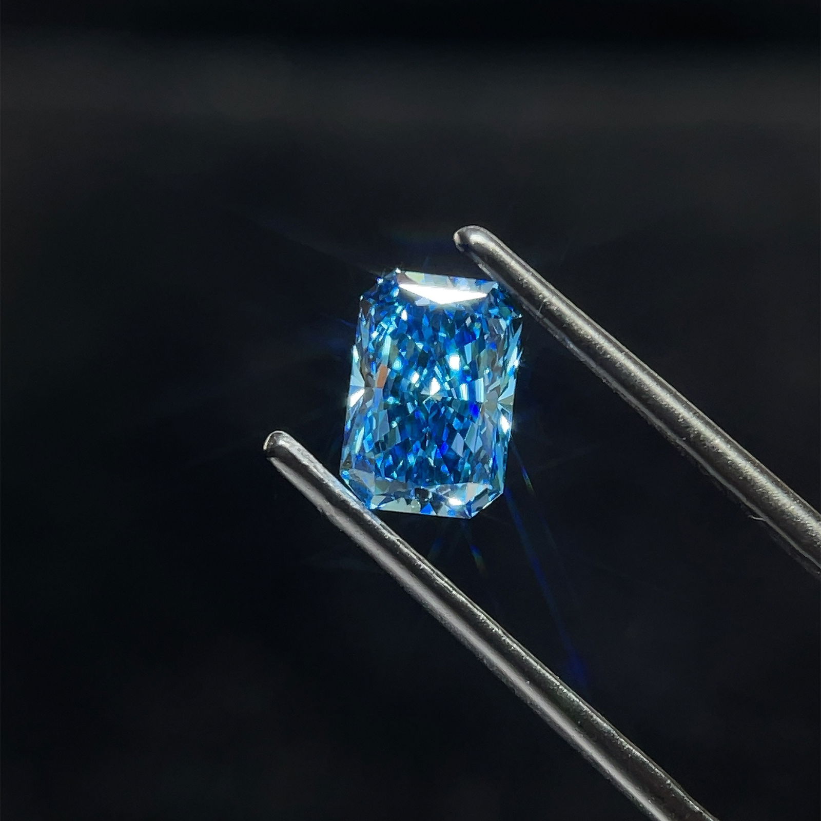 Loose Diamond - RADIANT 1.57ct Blue VS1: Loose Diamond - RADIANT 1.57ct Blue VS1 Source: This is a real non-mined Diamond that has been grown in a lab Shape: RADIANT Carats: 1.57 Color: Blue Certification: NONE The Diamond Depot Guarantee: A