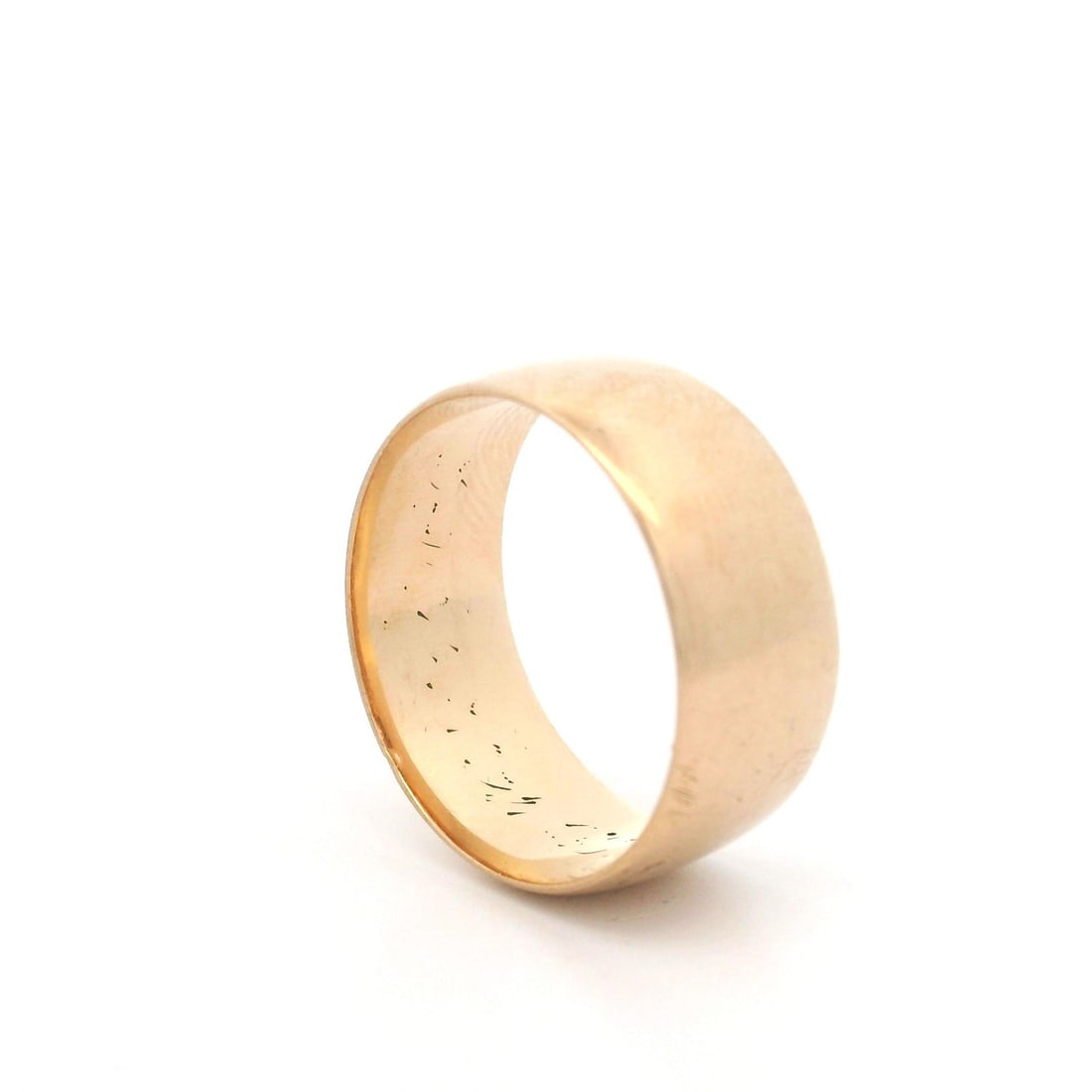 Antique 14K Yellow Gold 8.2mm Engraved Band Ring: Antique 14K Yellow Gold 8.2mm Engraved Band Ring This exquisite antique band ring features a solid 14 karat yellow gold construction, showcasing a plain polished finish with intricate engravings on th
