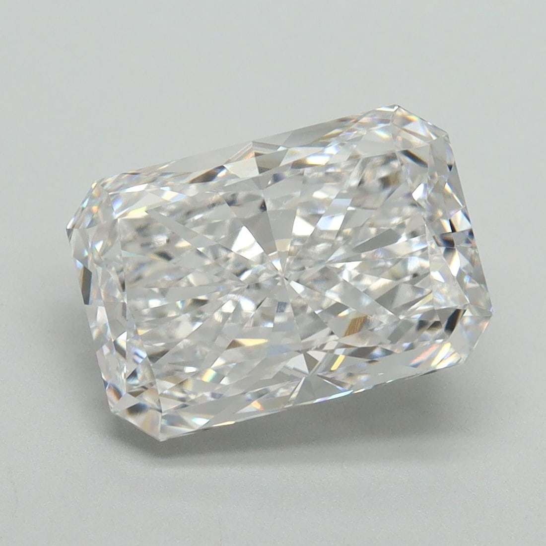 Loose Diamond - RADIANT 3.91ct D VVS2: Loose Diamond - RADIANT 3.91ct D VVS2 Source: This is a real non-mined Diamond that has been grown in a lab Shape: RADIANT Carats: 3.91 Color: D Clarity: VVS2 Certification: IGI Video: