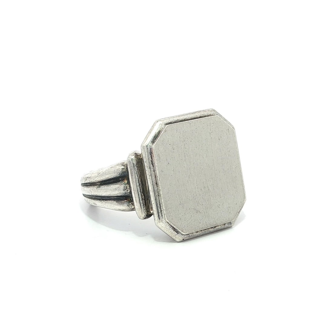 Vintage Sterling Silver Elongated Octagon Signet Ring 7.5: Vintage Sterling Silver Elongated Octagon Signet Ring 7.5 This vintage signet ring features a unique elongated octagon design with grooved shoulders, crafted from high-quality sterling silver (.900).