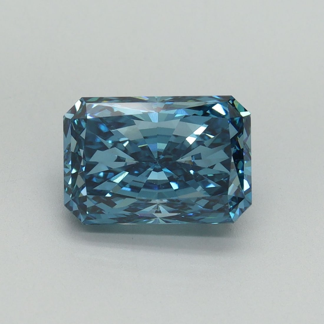 Loose Diamond - RADIANT 3.06ct Fancy Vivid Blue VS1: Loose Diamond - RADIANT 3.06ct Fancy Vivid Blue VS1 Source: This is a real non-mined Diamond that has been grown in a lab Shape: RADIANT Carats: 3.06 Color: Fancy Vivid Blue Certification: IGI Video: