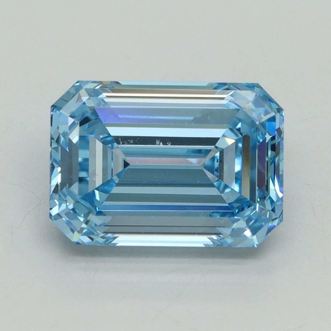 Loose Diamond - EMERALD 4.18ct Fancy Vivid Blue VS1: Loose Diamond - EMERALD 4.18ct Fancy Vivid Blue VS1 Source: This is a real non-mined Diamond that has been grown in a lab Shape: EMERALD Carats: 4.18 Color: Fancy Vivid Blue Certification: IGI Video: