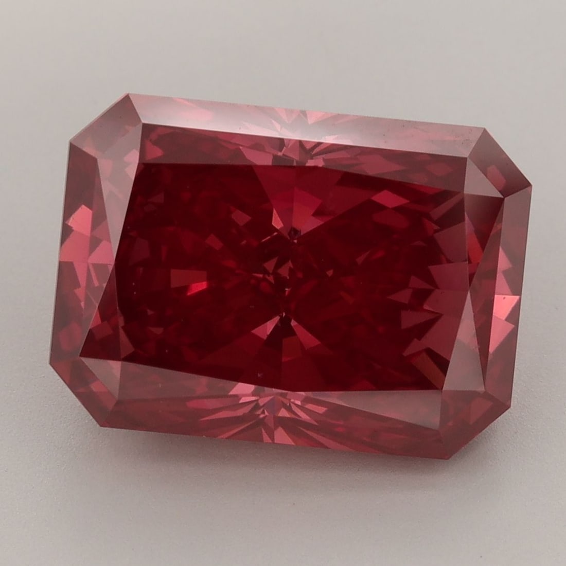 Loose Diamond - RADIANT 8.27ct Fancy Vivid Red VS2: Loose Diamond - RADIANT 8.27ct Fancy Vivid Red VS2 Source: This is a real non-mined Diamond that has been grown in a lab Shape: RADIANT Carats: 8.27 Color: Fancy Vivid Red Certification: IGI Video: