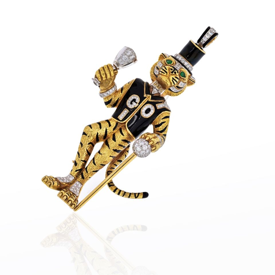 David Webb 18K White Gold Tiger Brooch with Diamonds and Emeralds: David Webb 18K White Gold Tiger Brooch with Diamonds and Emeralds This exquisite David Webb brooch features a striking tiger design crafted from 18K white gold. Weighing 106.5 grams, this piece is ado