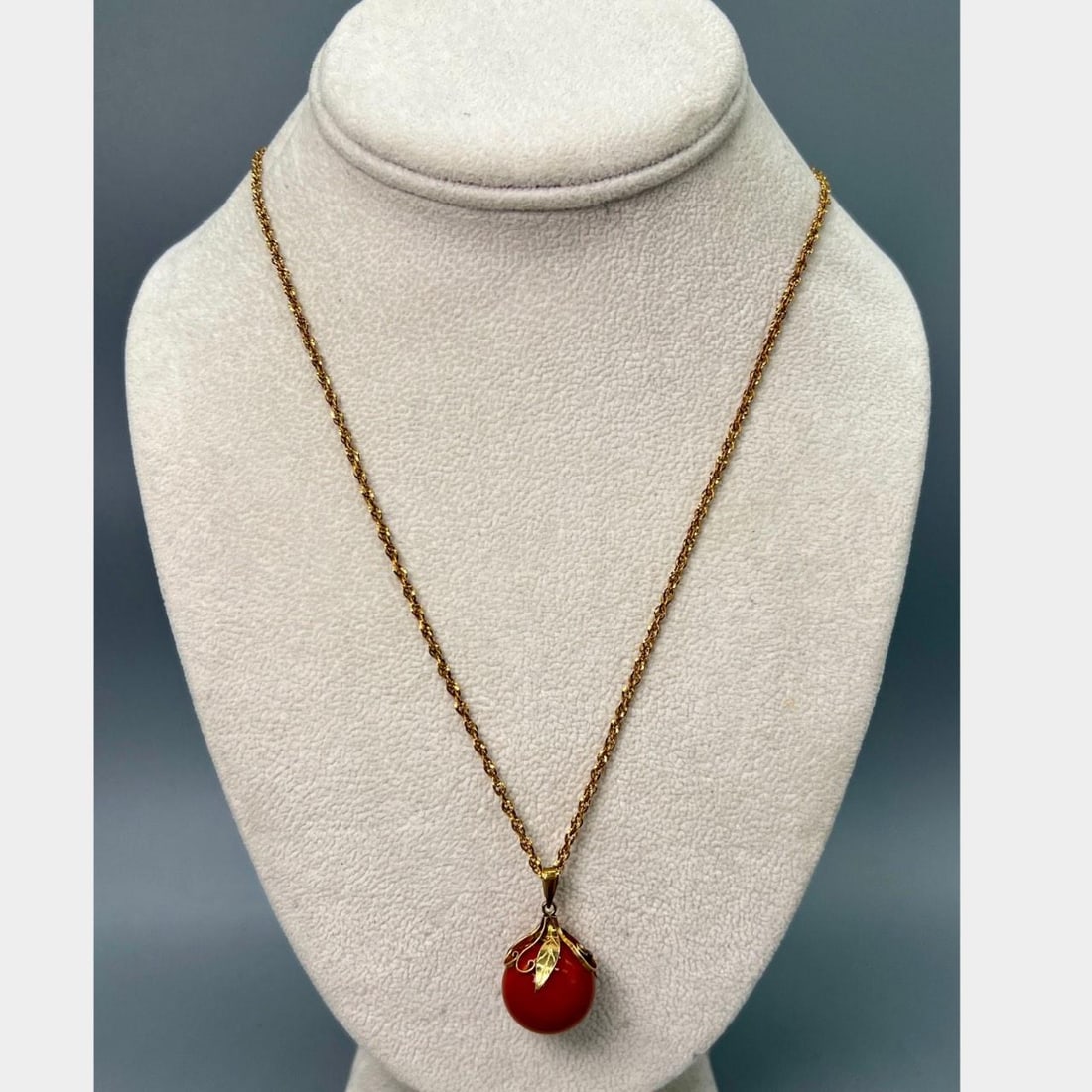 Vintage Necklace with 18K Gold and 17.1mm Coral Pendant: Vintage Necklace with 18K Gold and 17.1mm Coral Pendant This 1960s necklace features a 17.1mm coral set in 18K yellow gold. The chain measures 20 inches in length, and the pendant is 1 inch long. The