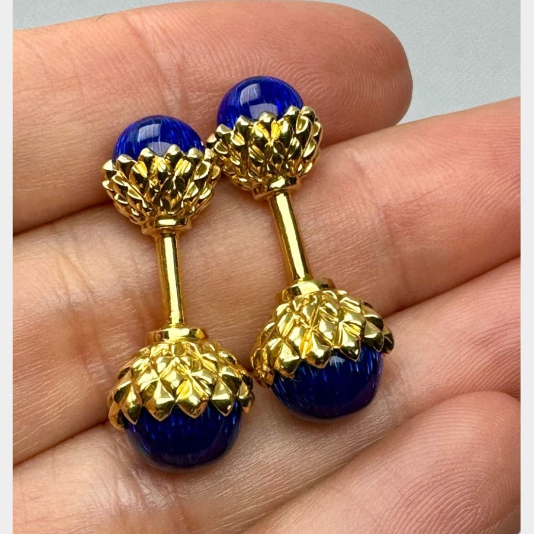 Elegant 18K Yellow Gold Enamel Cufflinks: Elegant 18K Yellow Gold Enamel Cufflinks These stunning 18K yellow gold cufflinks feature a vibrant enamel inlay, perfect for adding a touch of elegance to any formal attire. Weighing 16.2 grams, thes