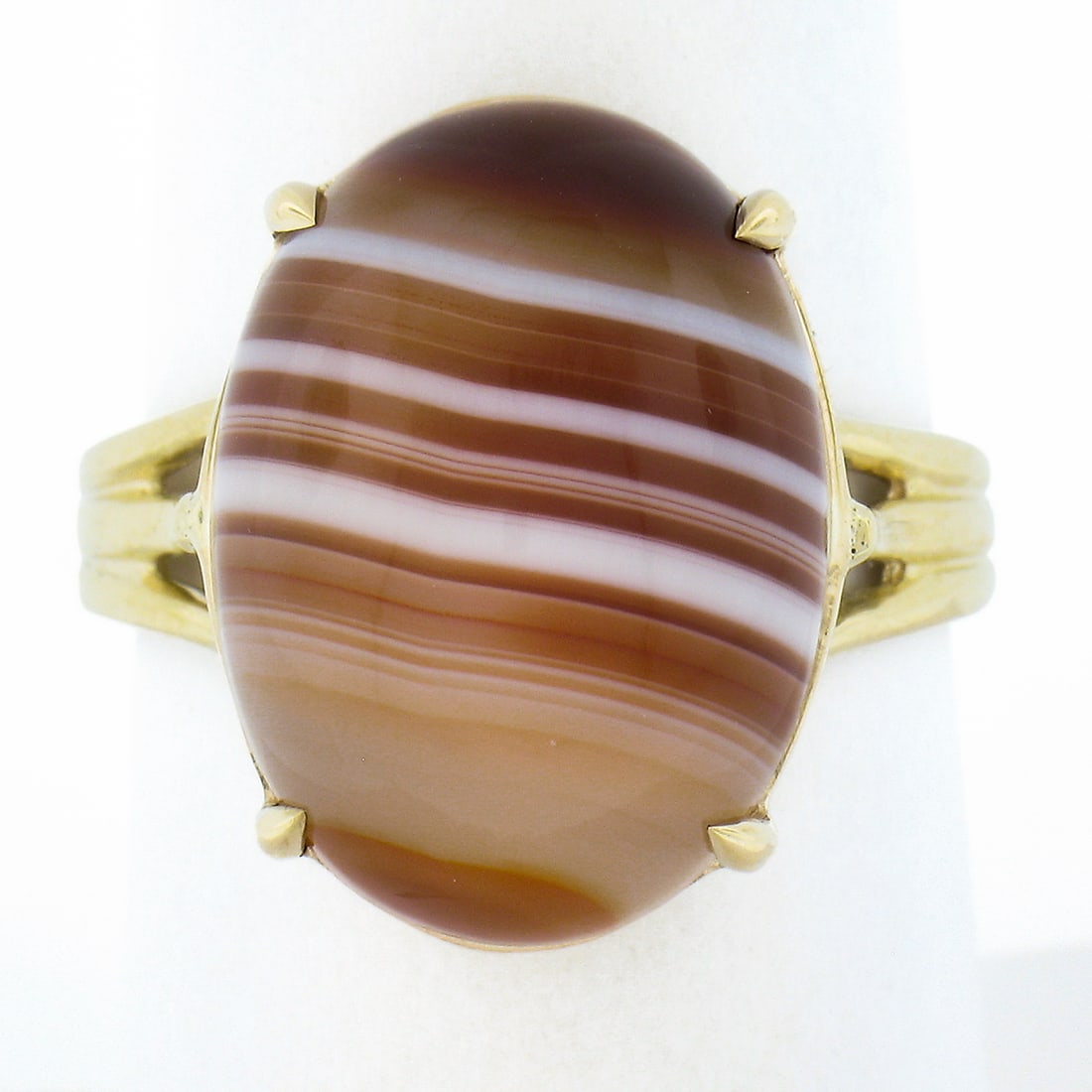 Elegant 14k Yellow Gold Oval Cabochon Brown Banded Agate Solitaire Ring: Elegant 14k Yellow Gold Oval Cabochon Brown Banded Agate Solitaire Ring This exquisite solitaire ring is crafted from solid 14k yellow gold and features a stunning oval cabochon brown banded agate at