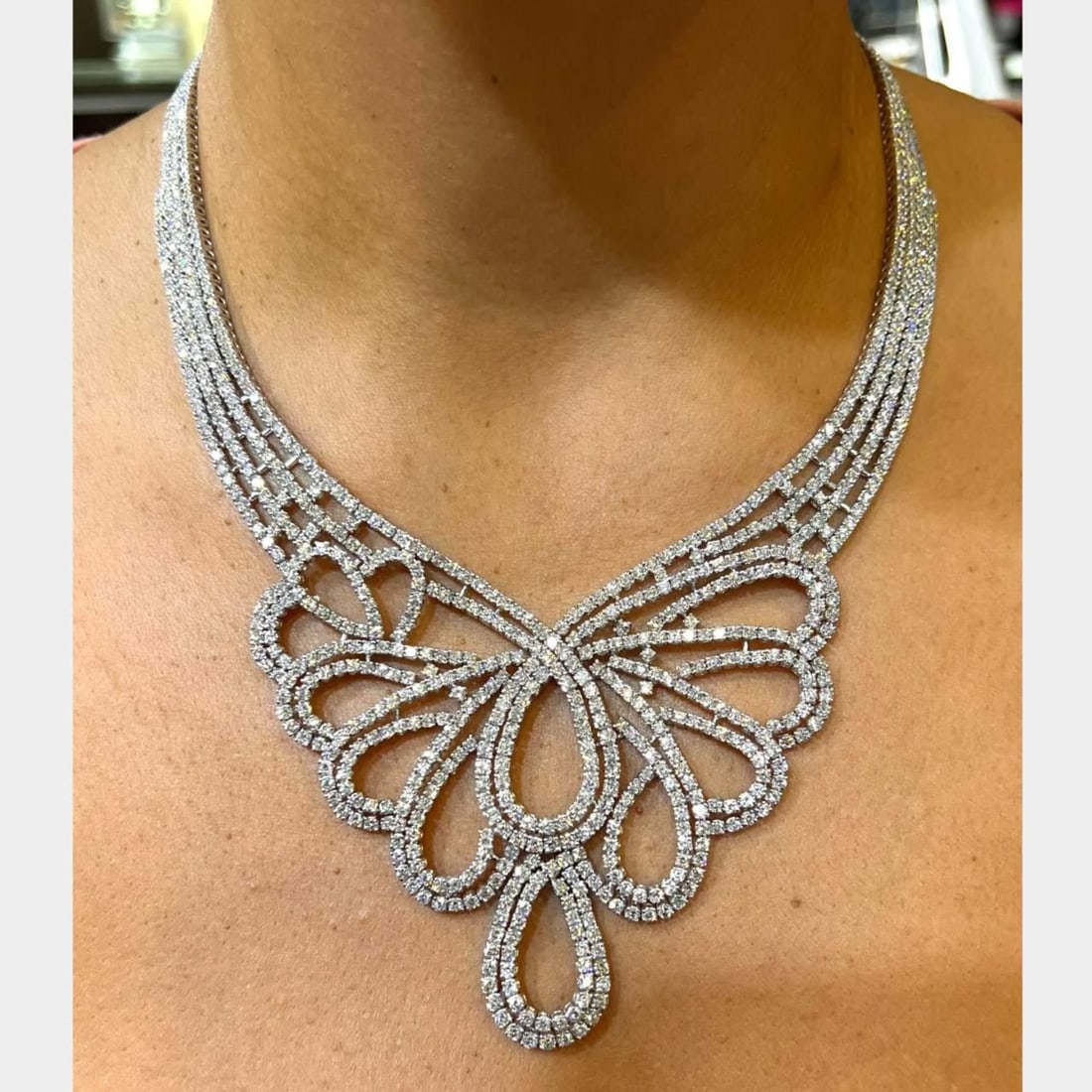 18K White Gold Necklace with 50 Carats of F-G VVS-VS Diamonds: 18K White Gold Necklace with 50 Carats of F-G VVS-VS Diamonds This stunning necklace features 18K white gold and is adorned with a remarkable total of 1,020 diamonds, collectively weighing approximate