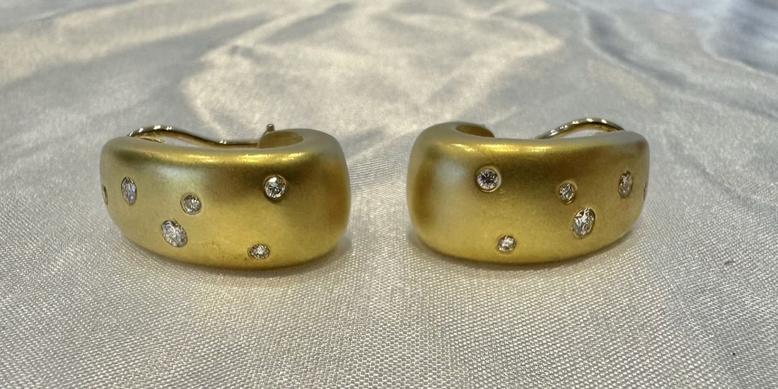 Marlene Stowe 18K Yellow Gold Cuff Huggie Diamond Earrings: Marlene Stowe 18K Yellow Gold Cuff Huggie Diamond Earrings Discover the elegance of these exquisite Marlene Stowe earrings, crafted from luxurious 18k yellow gold. This stunning pair features a stylis