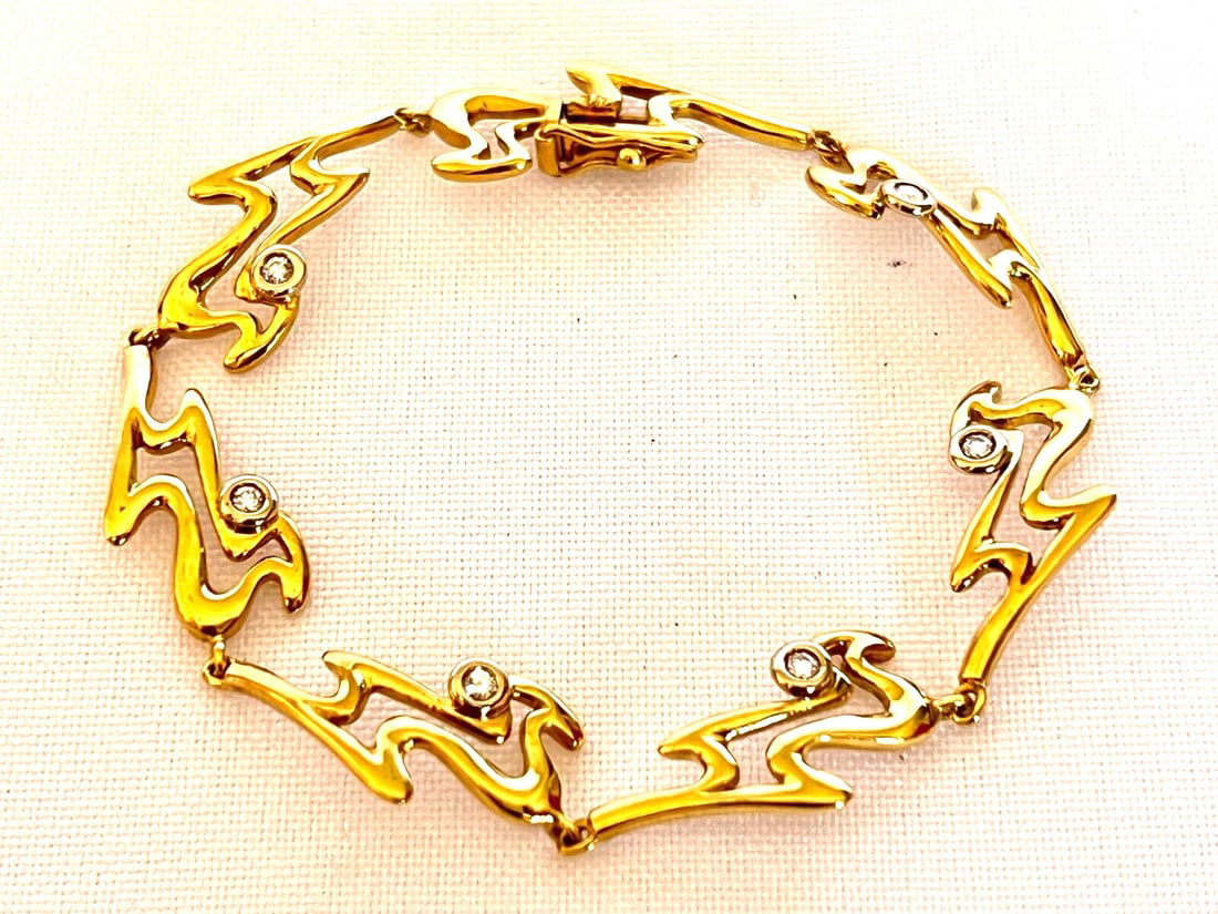 Caparros 18K Yellow Gold Diamond Bangle Bracelet GVS 0.25 ct: Caparros 18K Yellow Gold Diamond Bangle Bracelet GVS 0.25 ct This exquisite 18K yellow gold bangle bracelet features stunning GVS diamonds, approximately 0.25 ct in total. Weighing 16.10 grams, the br