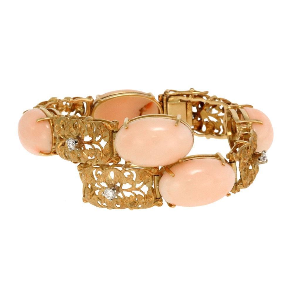 18k Yellow Gold Coral Diamond Floral Link Bracelet Vintage Estate: 18k Yellow Gold Coral Diamond Floral Link Bracelet Vintage Estate This exquisite vintage bracelet is a stunning piece crafted from 18k yellow gold, featuring alternating oval cabochon coral and elegan