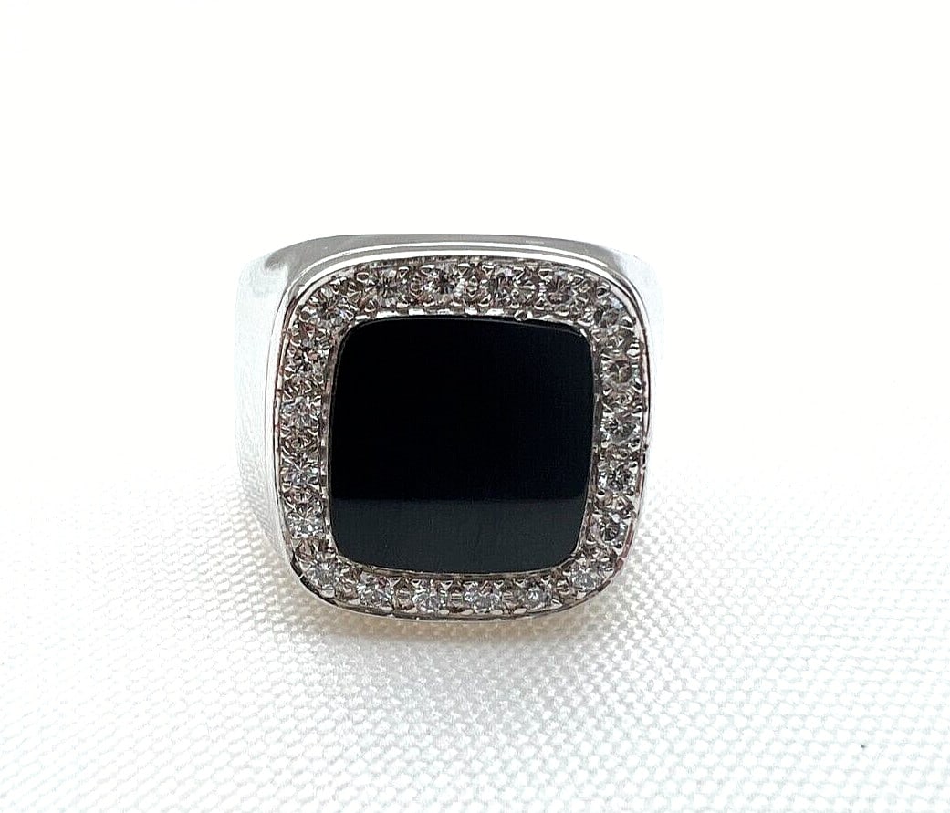 Piaget 18K White Gold Diamond Onyx Ring Size 9.5 Swiss Elegance: Piaget 18K White Gold Diamond Onyx Ring Size 9.5 Swiss Elegance Discover the elegance of this Piaget ring, crafted in Switzerland from luxurious 18k white gold. It features a striking black onyx cente