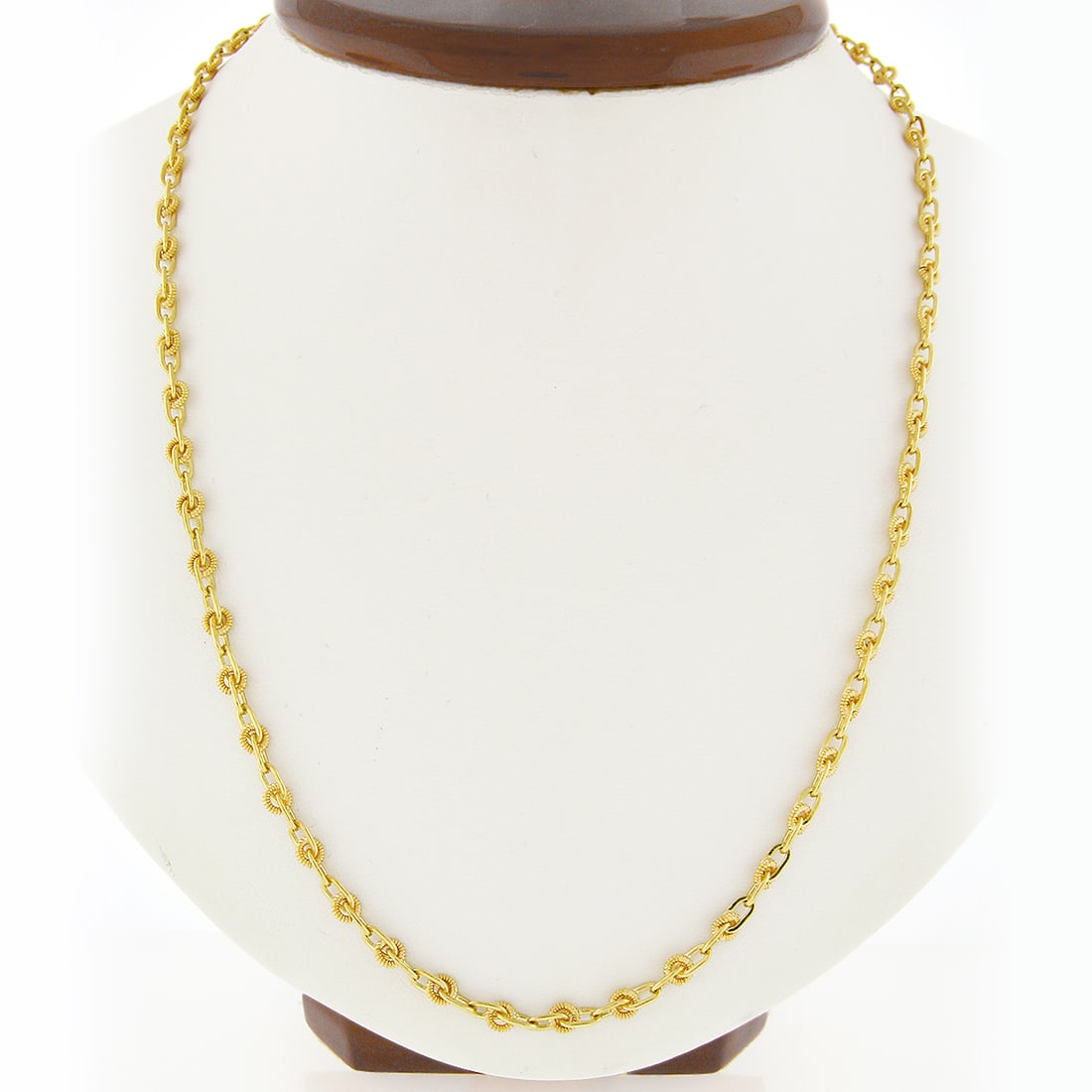 Vintage UnoAErre 18k Yellow Gold 32" Unique Chain Necklace: Vintage UnoAErre 18k Yellow Gold 32" Unique Chain Necklace Discover the elegance of this Vintage UnoAErre 18k Gold Unique 32" Cable Threaded Circle Link Chain Necklace. Crafted from solid 18k yellow g