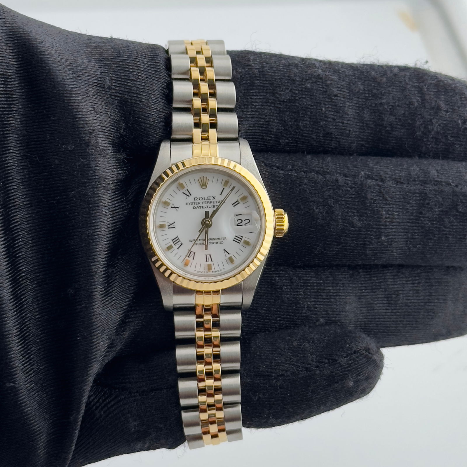 1986 Rolex Datejust Ref 69173 White Roman Dial Jubilee Bracelet with Papers: 1986 Rolex Datejust Ref 69173 White Roman Dial Jubilee Bracelet with Papers This Rolex Datejust watch for ladies features a white Roman numeral dial, a fluted bezel, and a Jubilee bracelet. The timepi