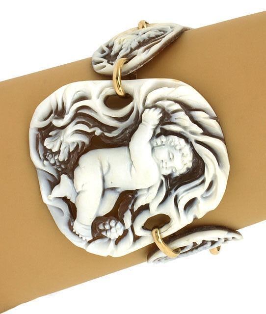 Vintage 9K Yellow Gold Cherub Shell Cameo Bracelet: Vintage 9K Yellow Gold Cherub Shell Cameo Bracelet This exquisite vintage bracelet is crafted from 9K yellow gold, featuring a stunning centerpiece of a hand-carved shell cameo depicting a cherub. Fla