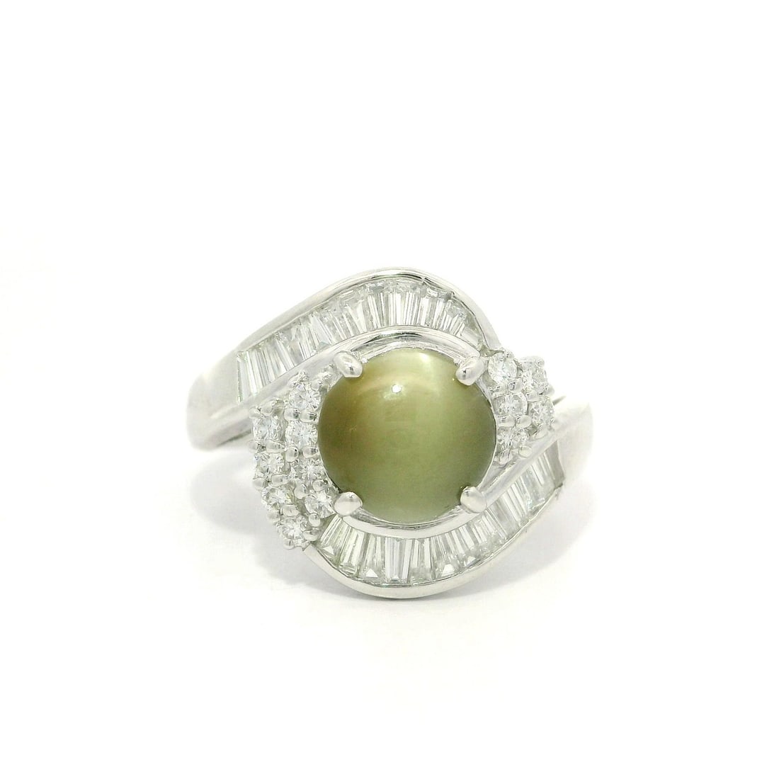 Stunning Platinum 2.78ctw Cat's Eye and Diamond Cocktail Ring: Stunning Platinum 2.78ctw Cat's Eye and Diamond Cocktail Ring This stunning cocktail ring showcases a beautiful natural cat's eye gemstone with a round cabochon cut, prong set in solid platinum. The m