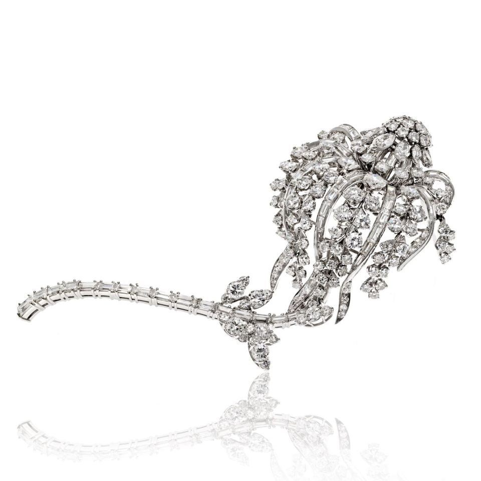 David Webb Platinum Diamond Flower Brooch 28 Cts Signed Webb: David Webb Platinum Diamond Flower Brooch 28 Cts Signed Webb This exquisite David Webb Flower Brooch is crafted from platinum and features an impressive total diamond weight of 28 carats. The design s