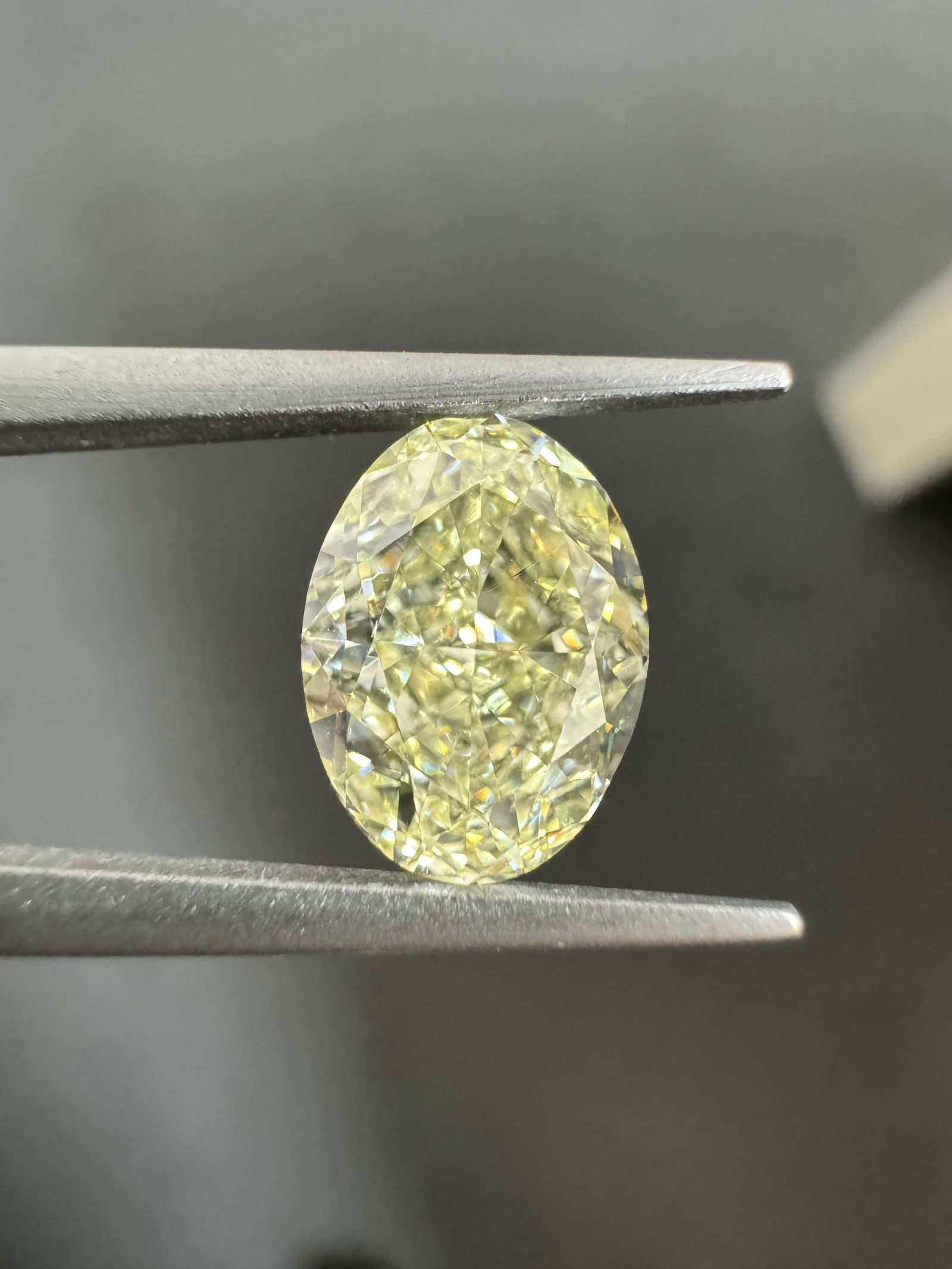 Loose Diamond - OVAL 2.01ct Y-Z VS1: Loose Diamond - OVAL 2.01ct Y-Z VS1 Source: Natural Shape: OVAL Carats: 2.01 Color: Y-Z Certification: GIA Video:
