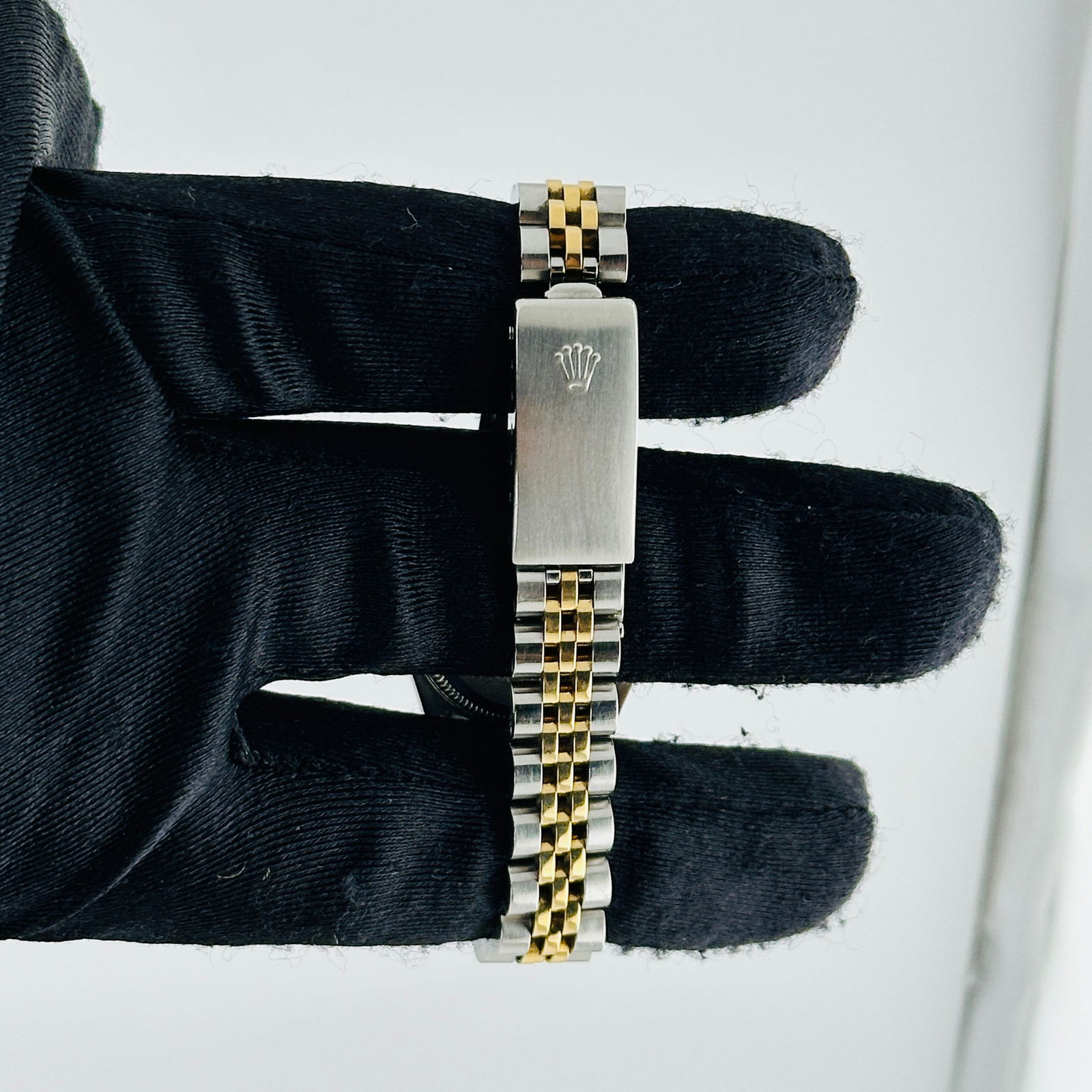 Ladies Rolex Datejust Ref 69173 Champagne Stick Dial D-Link Jubilee: Ladies Rolex Datejust Ref 69173 Champagne Stick Dial D-Link Jubilee This ladies' Rolex Datejust features a champagne stick dial, a fluted bezel, and a D-Link Jubilee bracelet. The watch is identified