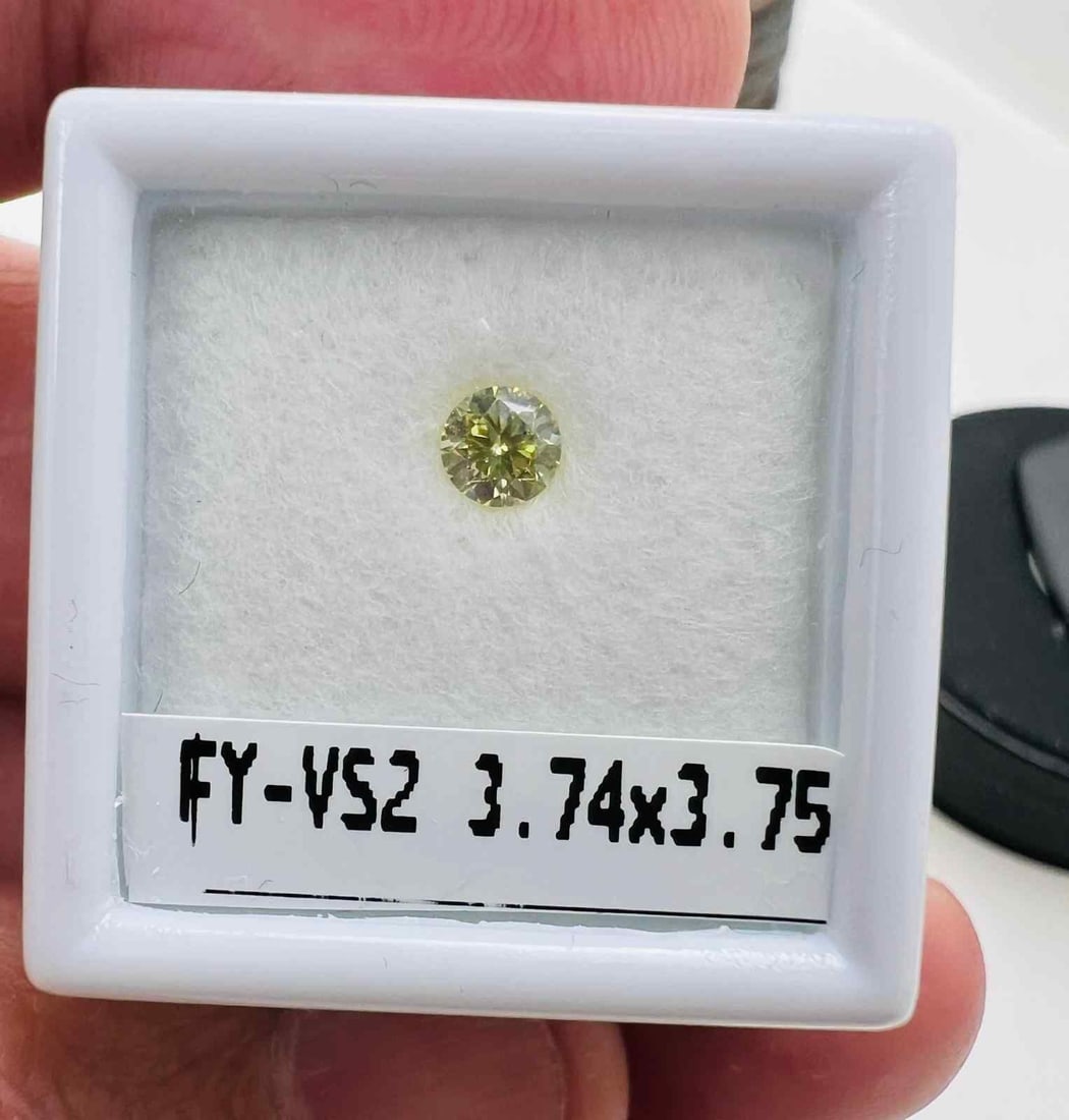 Loose Diamond - ROUND 0.19ct Yellow VS2: Loose Diamond - ROUND 0.19ct Yellow VS2 Source: Natural Shape: ROUND Carats: 0.19 Color: Yellow Certification: GIA The Diamond Depot Guarantee: All items in this auction are guaranteed to be 100% auth