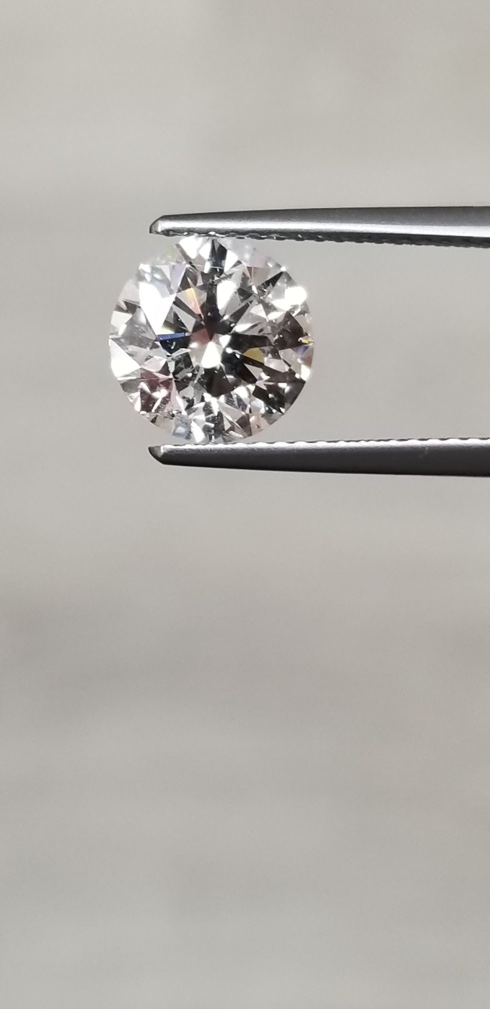 Loose Diamond - ROUND 2.55ct I I1: Loose Diamond - ROUND 2.55ct I I1 Source: Natural Shape: ROUND Carats: 2.55 Color: I Clarity: I1 Certification: GIA The Diamond Depot Guarantee: All items in this auction are guaranteed to be 100% aut