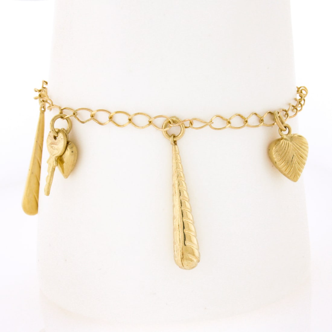 Milor 14K Yellow Gold Open Curb Link Bracelet with Heart and Key Charms: Milor 14K Yellow Gold Open Curb Link Bracelet with Heart and Key Charms Discover the elegance of this Milor Italian 14K Yellow Gold Open Curb Link Bracelet, adorned with charming puffed heart and key