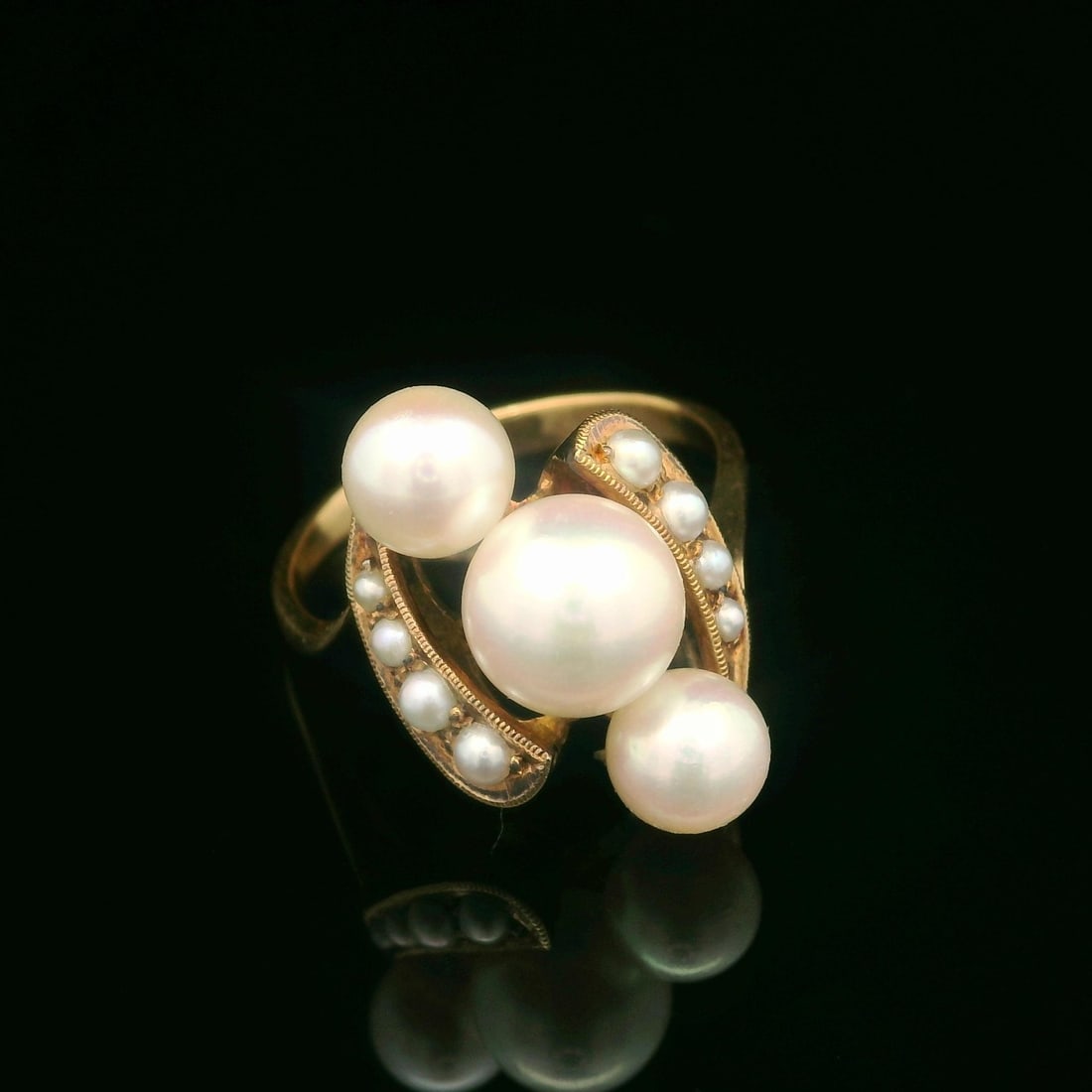Vintage 18k Yellow Gold Pearl Cocktail Ring with Luster: Vintage 18k Yellow Gold Pearl Cocktail Ring with Luster This exquisite Classic Vintage Ring showcases a beautiful arrangement of three genuine cultured round pearls, featuring a stunning white color w