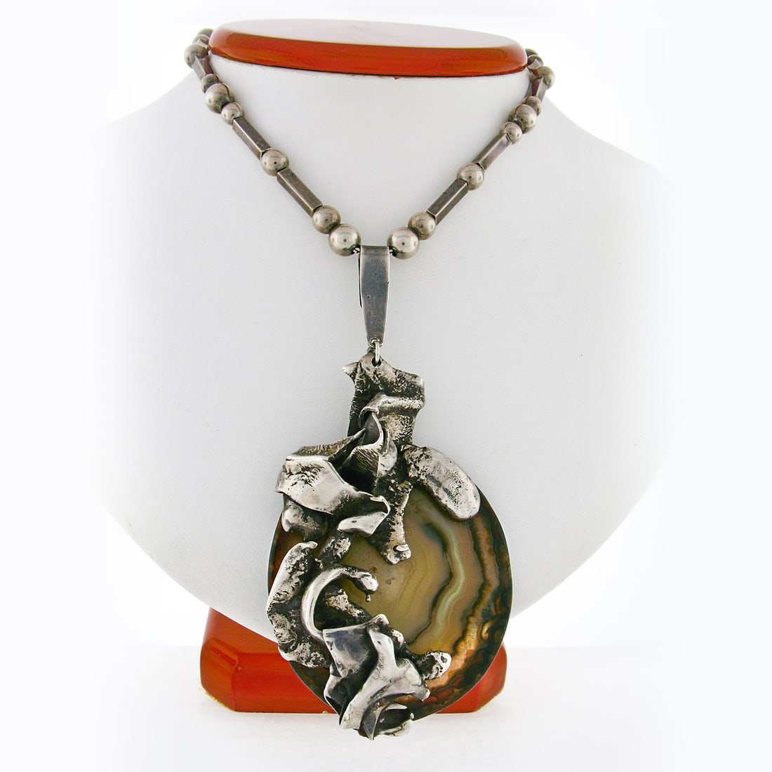 Vintage .925 Sterling Silver Banded Agate Pendant Necklace: Vintage .925 Sterling Silver Banded Agate Pendant Necklace This stunning vintage necklace showcases a large freeform pendant crafted from solid .925 sterling silver, featuring a breathtaking natural b