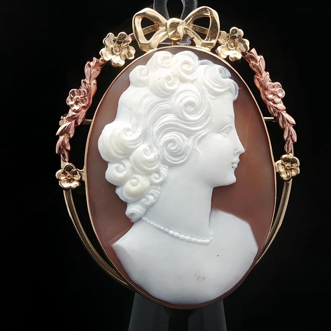 Vintage 10k Rose Yellow Gold Floral Cameo Brooch Pin: Vintage 10k Rose Yellow Gold Floral Cameo Brooch Pin This exquisite vintage retro brooch features a beautifully carved shell cameo framed in a stunning combination of 10k rose and yellow gold. The int
