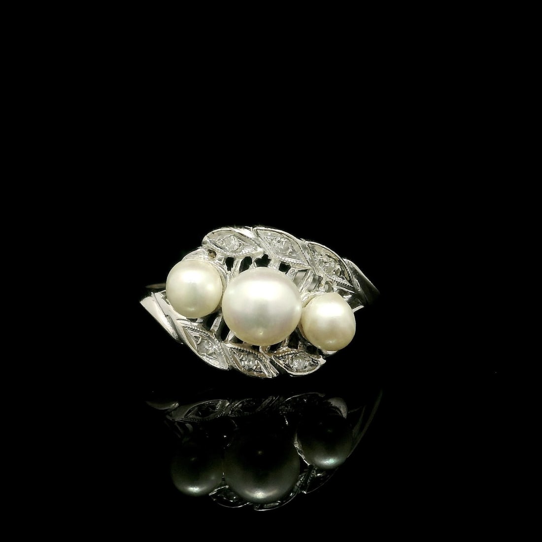 Vintage 14k White Gold Pearl Diamond Milgrain Band Ring Size 8.5: Vintage 14k White Gold Pearl Diamond Milgrain Band Ring Size 8.5 This exquisite vintage band ring is crafted from solid 14k white gold, featuring an elegant open work design complemented by milgrain d
