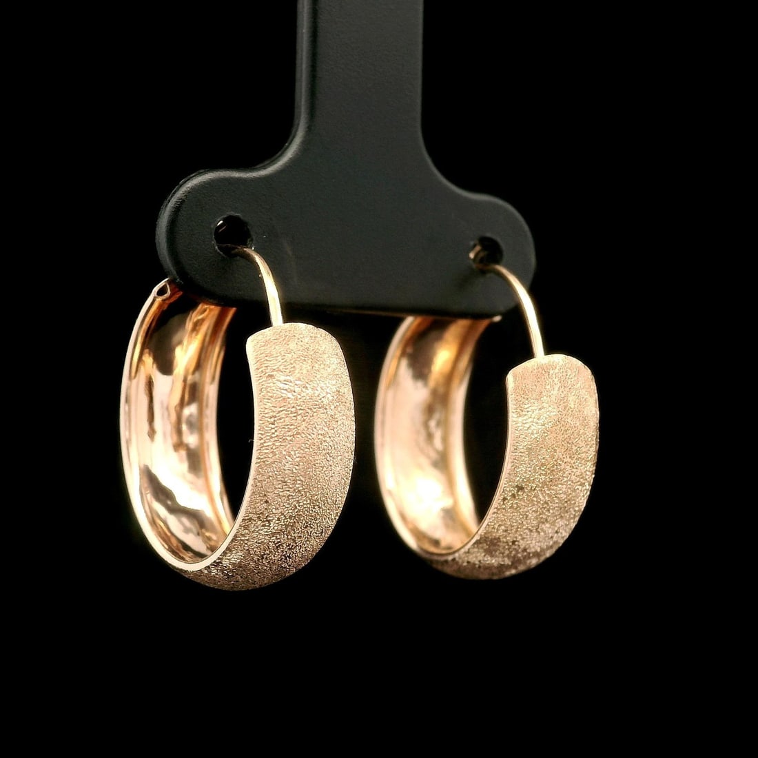 Classic 14K Rose Gold 18.8mm Small Hoop Earrings: Classic 14K Rose Gold 18.8mm Small Hoop Earrings Elevate your style with these classic small hoop earrings crafted from solid 14K rose gold. Featuring a unique frosted texture, these earrings offer a