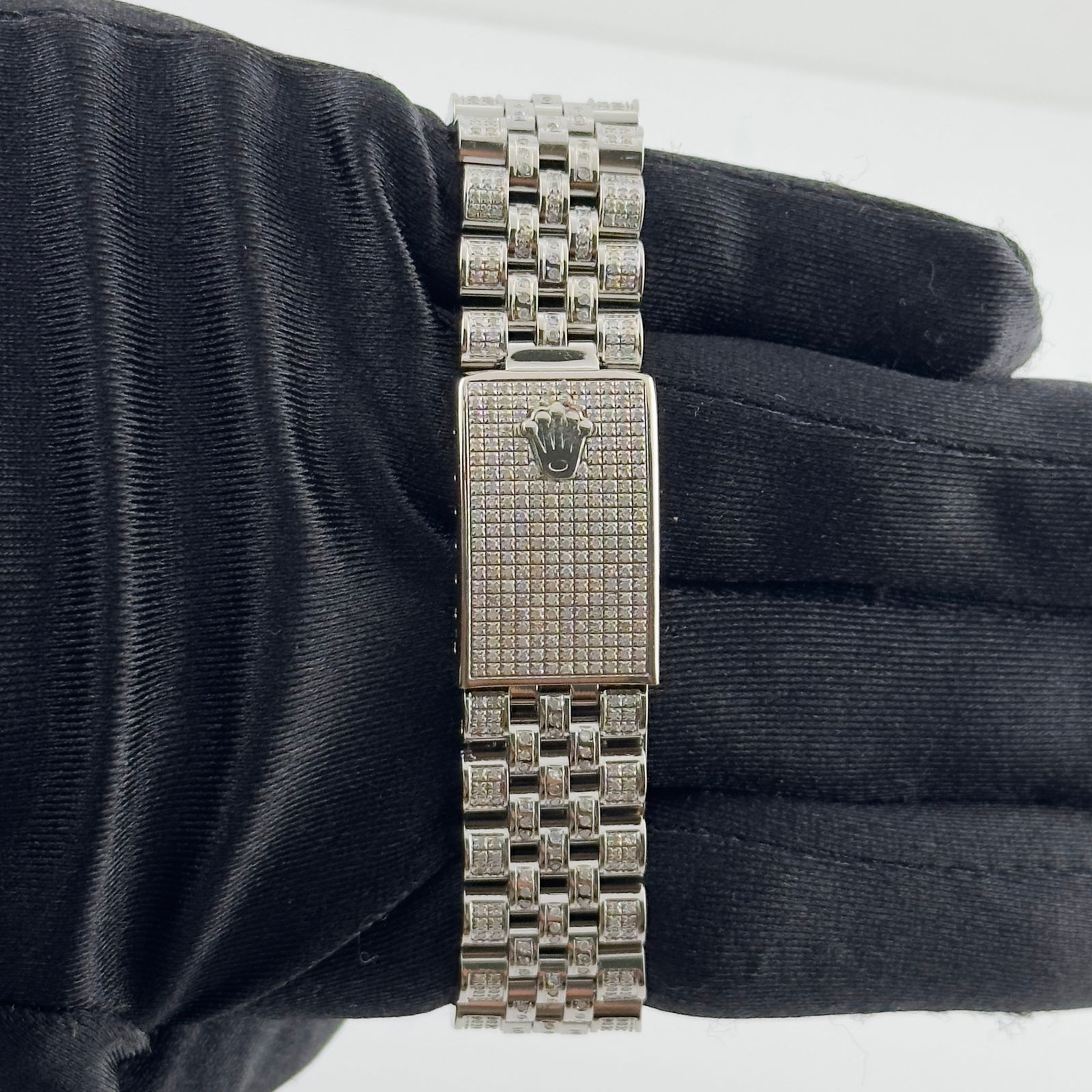 Rolex 1601 Datejust Men's Watch Silver Stick Dial Jubilee Bracelet: Rolex 1601 Datejust Men's Watch Silver Stick Dial Jubilee Bracelet This Rolex Datejust features a silver stick dial and is fitted with a Jubilee bracelet. The watch is identified by reference number 1