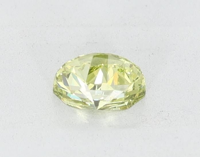 Loose Diamond - HALF MOON 0.25ct Green VS1: Loose Diamond - HALF MOON 0.25ct Green VS1 Source: This is a real non-mined Diamond that has been grown in a lab Shape: HALF MOON Carats: 0.25 Color: Green Certification: NONE Video: