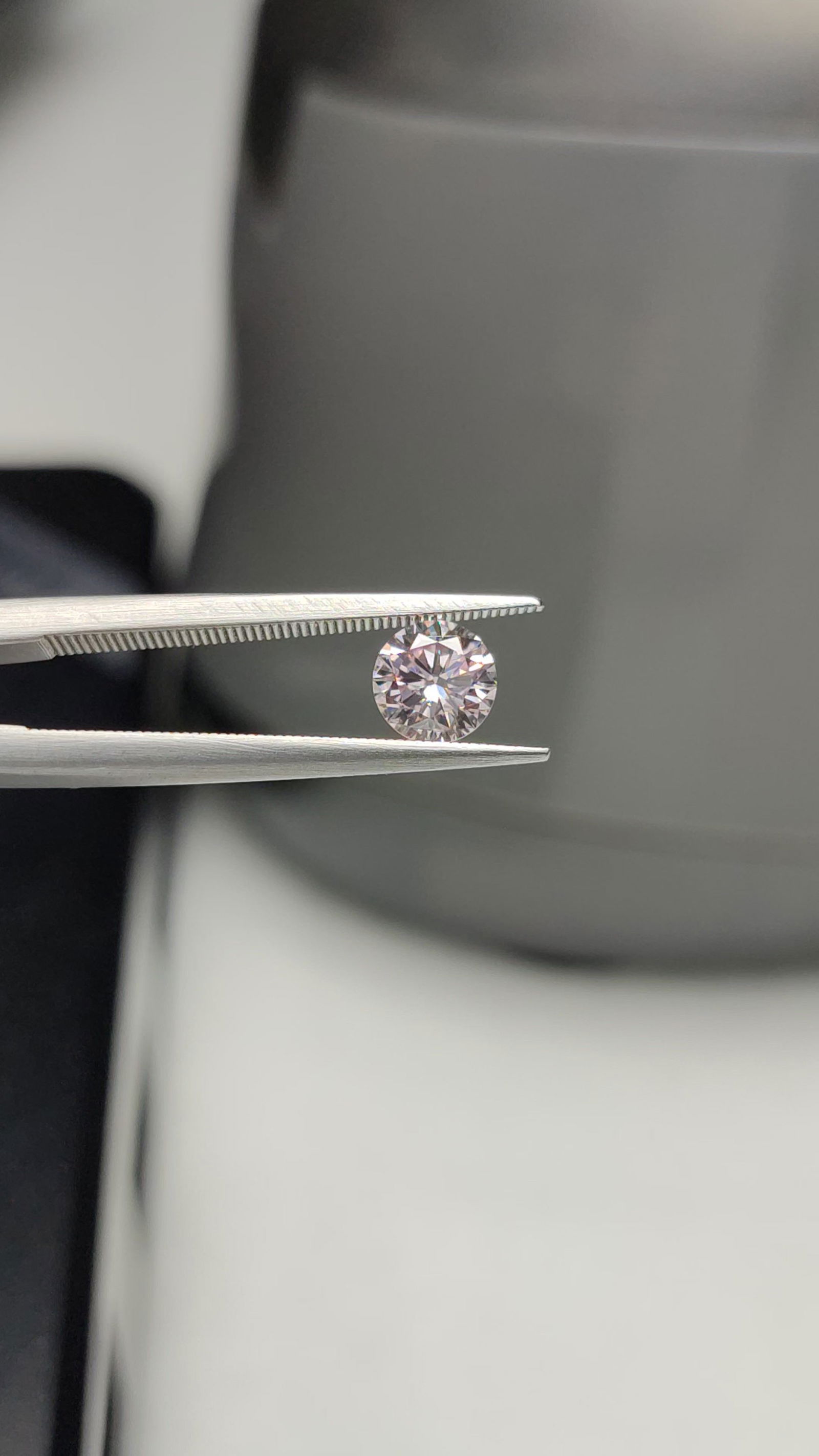 Loose Diamond - ROUND 0.43ct Fancy Light Pink VS2: Loose Diamond - ROUND 0.43ct Fancy Light Pink VS2 Source: Natural Shape: ROUND Carats: 0.43 Color: Fancy Light Pink Certification: GIA Video: