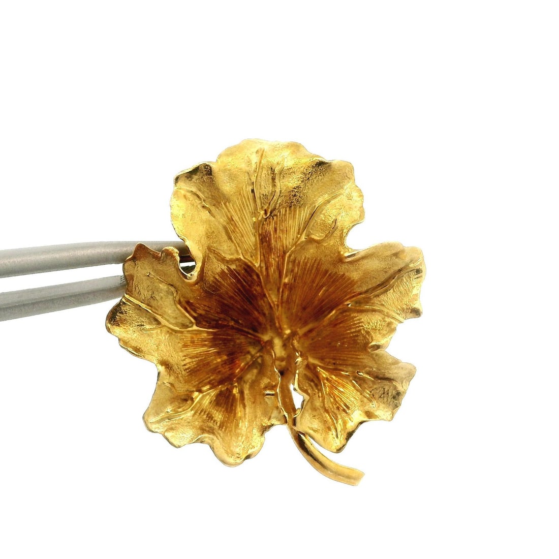 Tiffany & Co. Vintage 18k Yellow Gold Leaf Brooch Pin 1950s: Tiffany & Co. Vintage 18k Yellow Gold Leaf Brooch Pin 1950s This exquisite vintage brooch by Tiffany & Co. showcases a beautifully textured leaf design crafted from solid 18k yellow gold. Manufactured