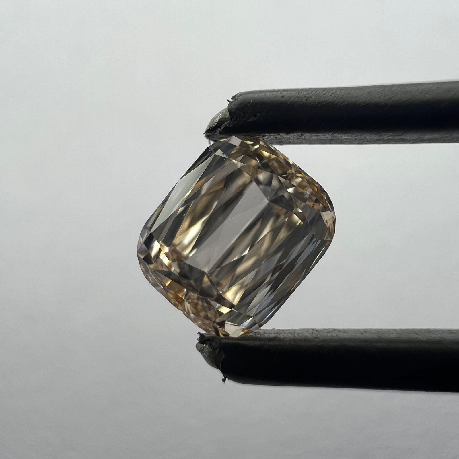Loose Diamond - CUSHION BRILLIANT 0.94ct Orange VS1: Loose Diamond - CUSHION BRILLIANT 0.94ct Orange VS1 Source: This is a real non-mined Diamond that has been grown in a lab Shape: CUSHION BRILLIANT Carats: 0.94 Color: Orange Certification: NONE The Di