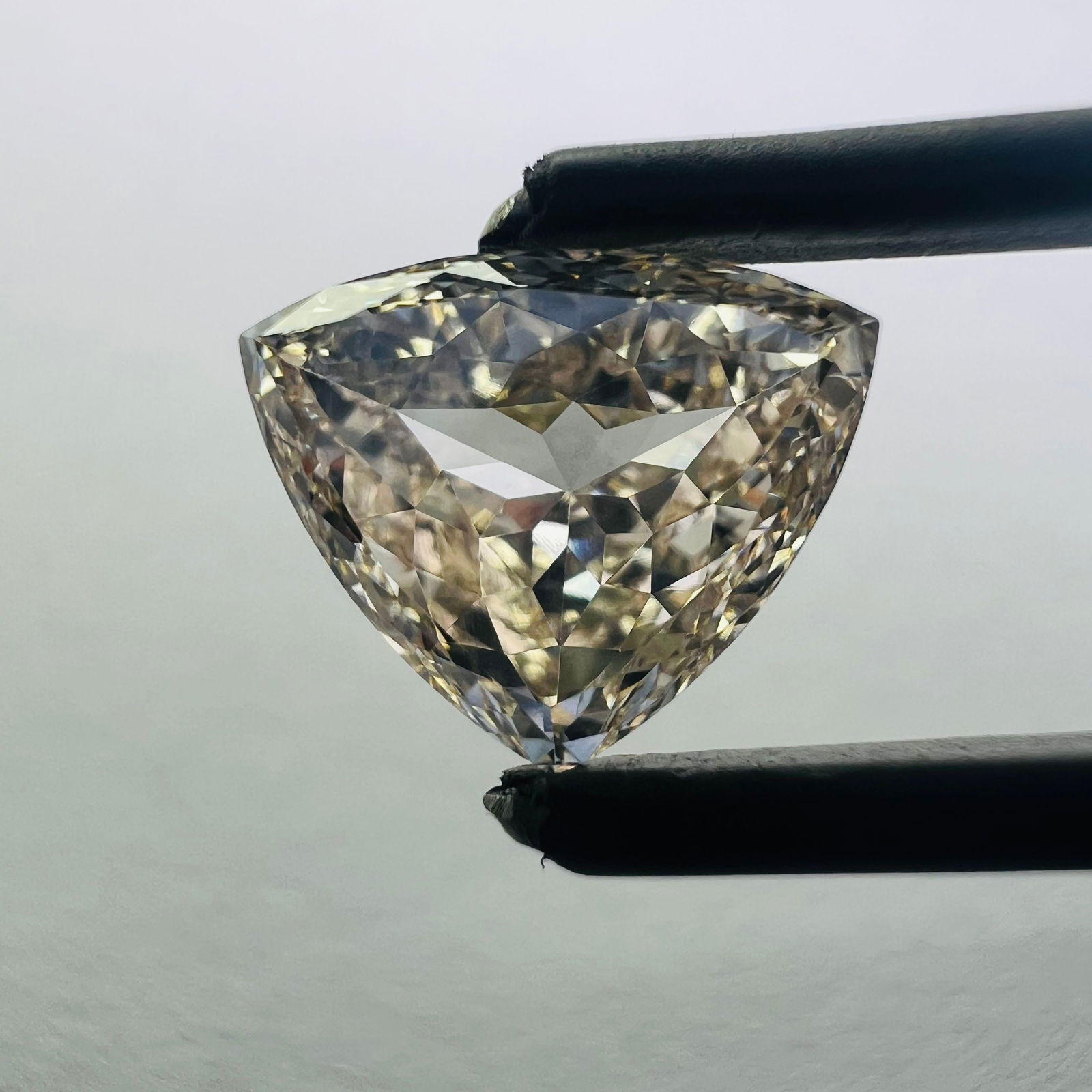 Loose Diamond - TRILLIANT 1.89ct Pink VVS2: Loose Diamond - TRILLIANT 1.89ct Pink VVS2 Source: This is a real non-mined Diamond that has been grown in a lab Shape: TRILLIANT Carats: 1.89 Color: Pink Certification: NONE The Diamond Depot Guarant