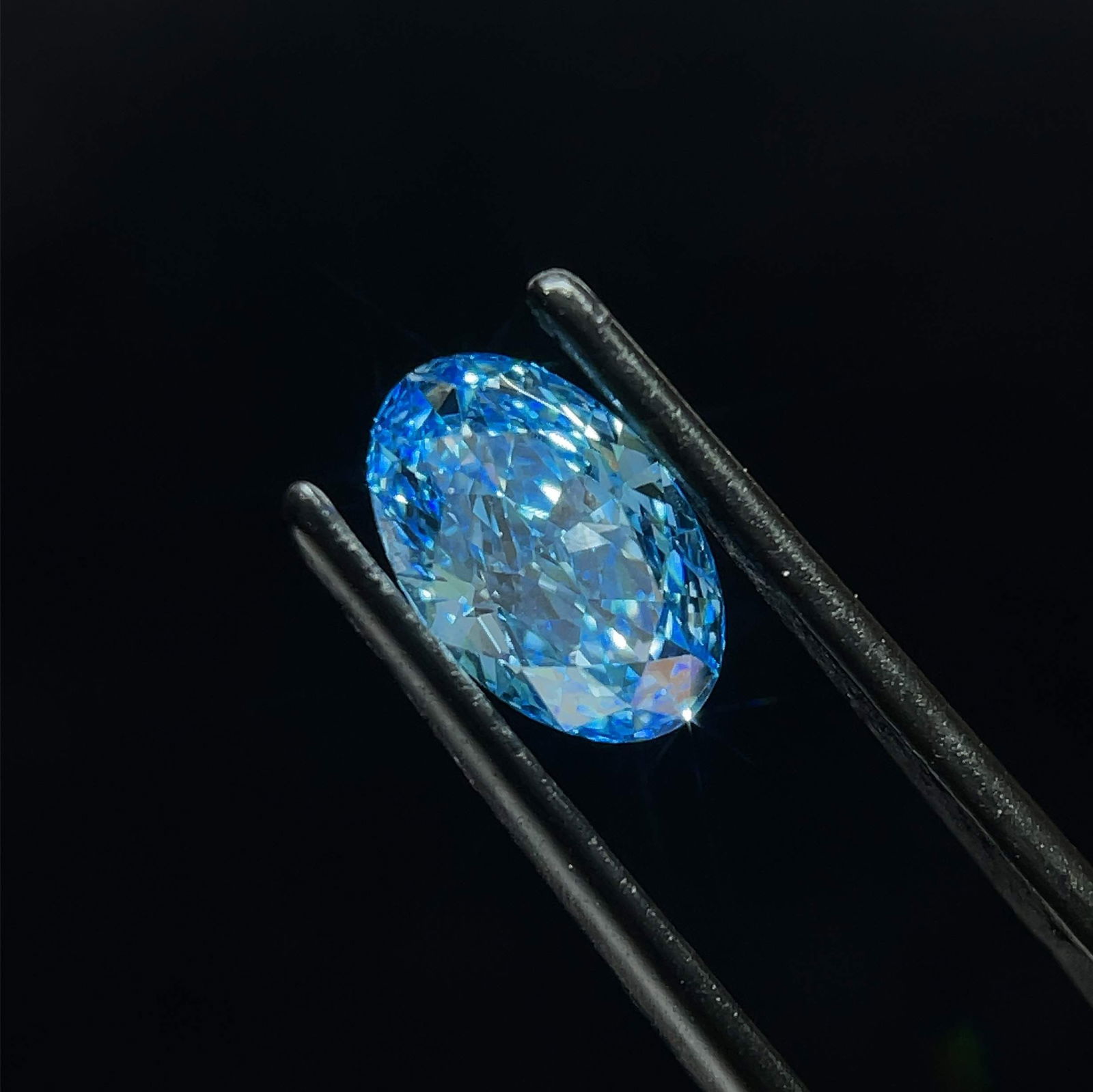 Loose Diamond - OVAL 1.56ct Fancy Vivid Blue VS2: Loose Diamond - OVAL 1.56ct Fancy Vivid Blue VS2 Source: This is a real non-mined Diamond that has been grown in a lab Shape: OVAL Carats: 1.56 Color: Fancy Vivid Blue Certification: IGI Video: