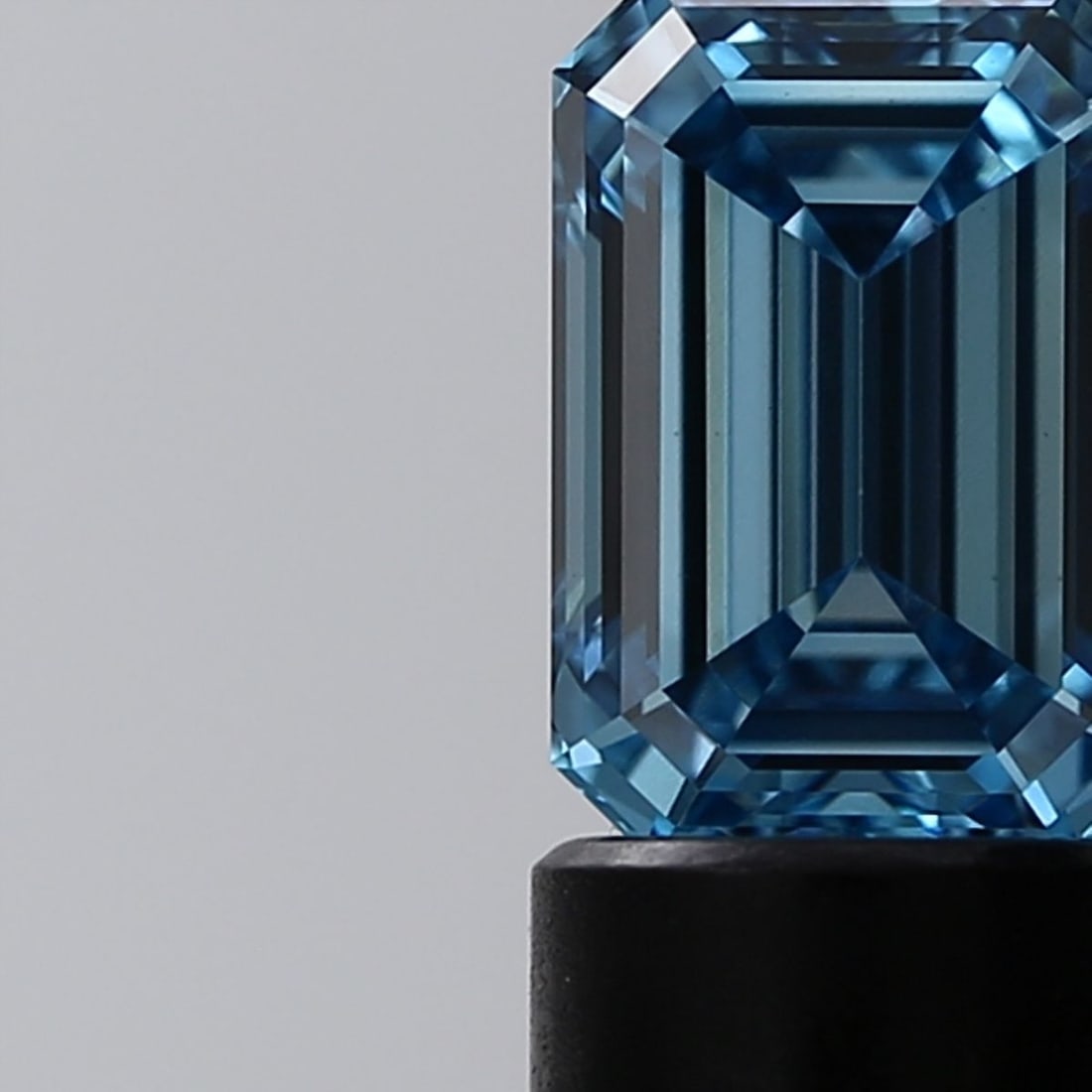 Loose Diamond - EMERALD 1.93ct Fancy Vivid Blue VS1: Loose Diamond - EMERALD 1.93ct Fancy Vivid Blue VS1 Source: This is a real non-mined Diamond that has been grown in a lab Shape: EMERALD Carats: 1.93 Color: Fancy Vivid Blue Certification: IGI Video: