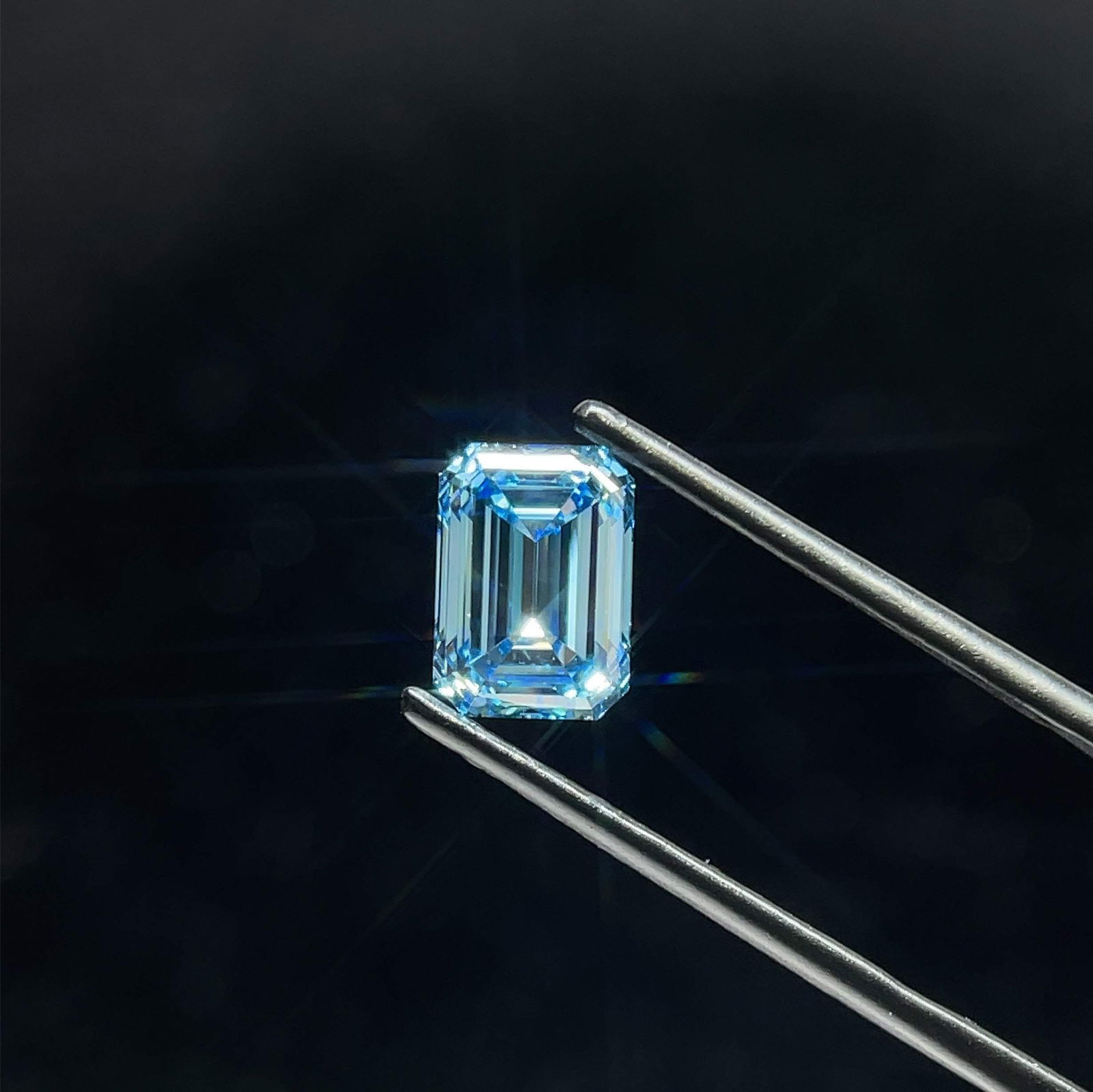 Loose Diamond - EMERALD 2.5ct Fancy Vivid Blue VS1: Loose Diamond - EMERALD 2.5ct Fancy Vivid Blue VS1 Source: This is a real non-mined Diamond that has been grown in a lab Shape: EMERALD Carats: 2.5 Color: Fancy Vivid Blue Certification: IGI Video: