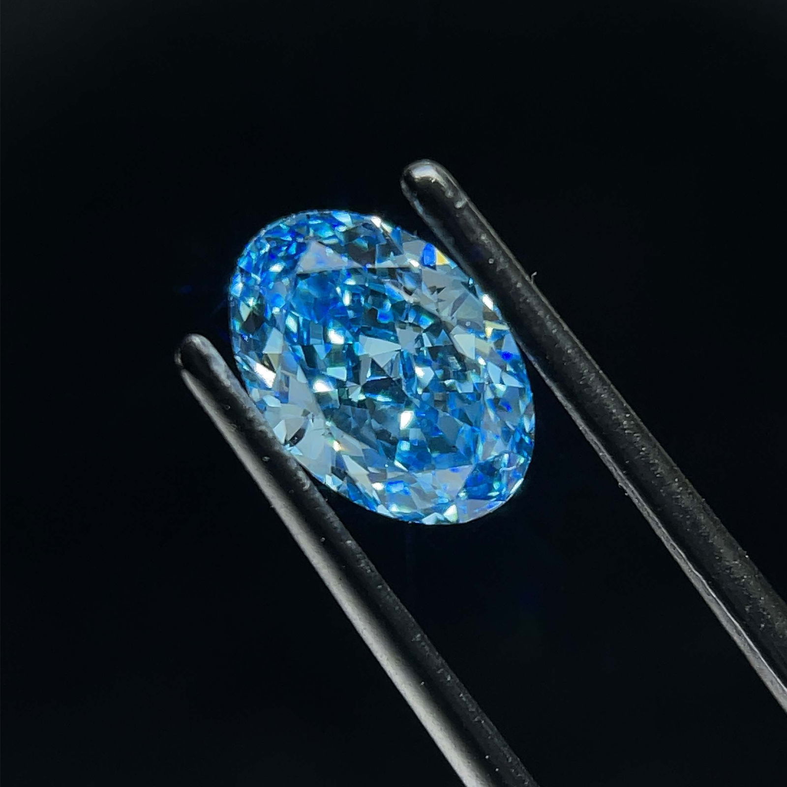 Loose Diamond - OVAL 1.9ct Fancy Vivid Blue VS1: Loose Diamond - OVAL 1.9ct Fancy Vivid Blue VS1 Source: This is a real non-mined Diamond that has been grown in a lab Shape: OVAL Carats: 1.9 Color: Fancy Vivid Blue Certification: IGI Video: