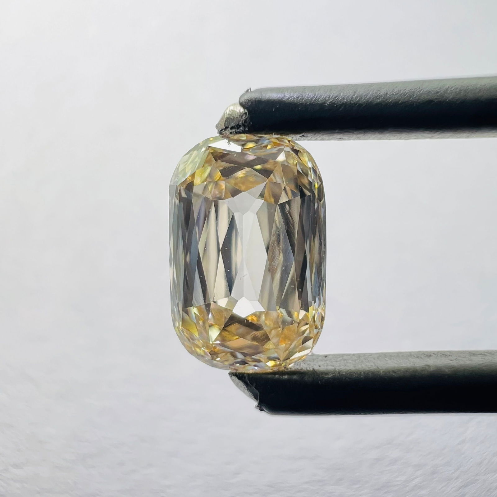 Loose Diamond - CUSHION BRILLIANT 0.98ct Brown VS1: Loose Diamond - CUSHION BRILLIANT 0.98ct Brown VS1 Source: This is a real non-mined Diamond that has been grown in a lab Shape: CUSHION BRILLIANT Carats: 0.98 Color: Brown Certification: NONE Video: