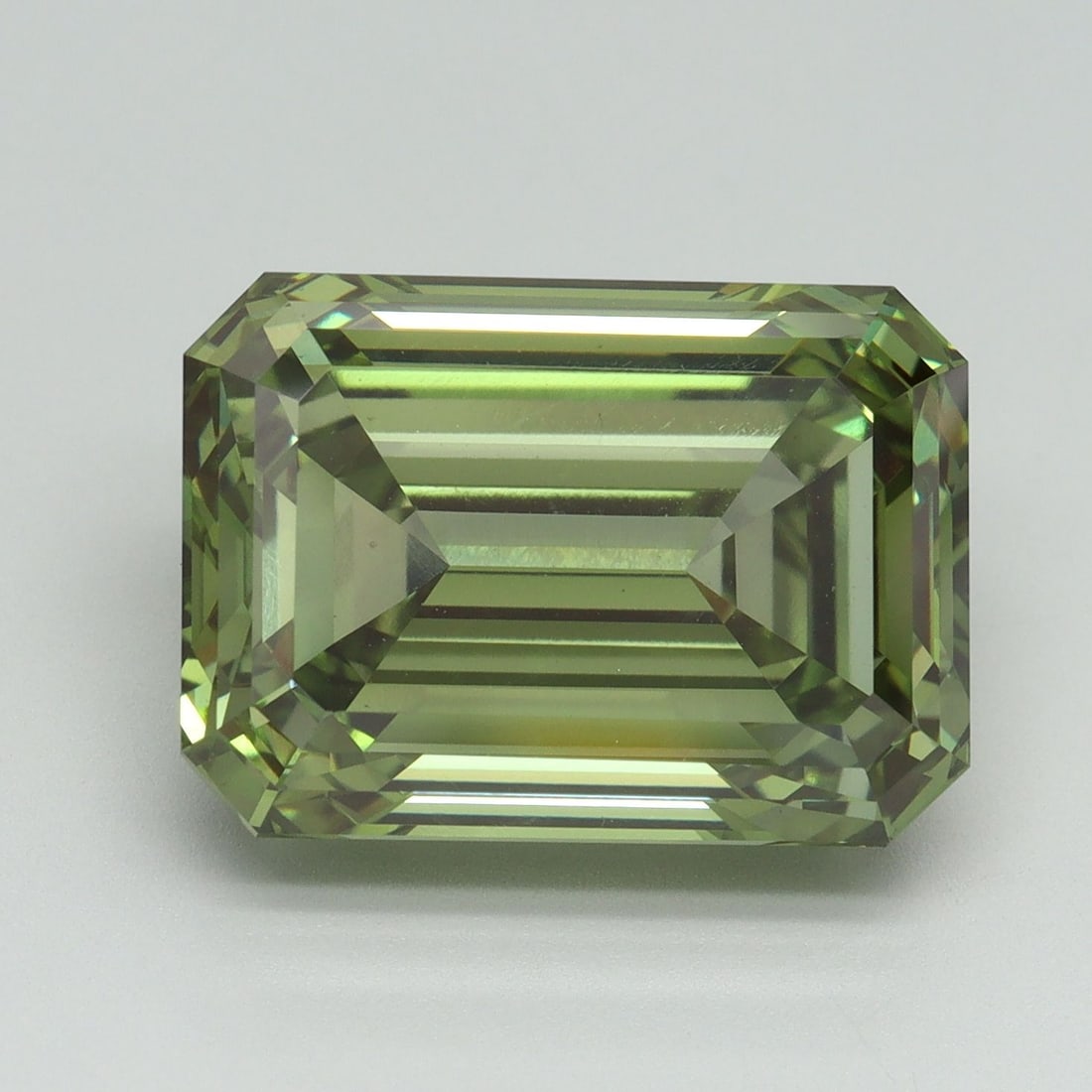 Loose Diamond - EMERALD 10.04ct Fancy Vivid Green VS1: Loose Diamond - EMERALD 10.04ct Fancy Vivid Green VS1 Source: This is a real non-mined Diamond that has been grown in a lab Shape: EMERALD Carats: 10.04 Color: Fancy Vivid Green Certification: IGI Vid