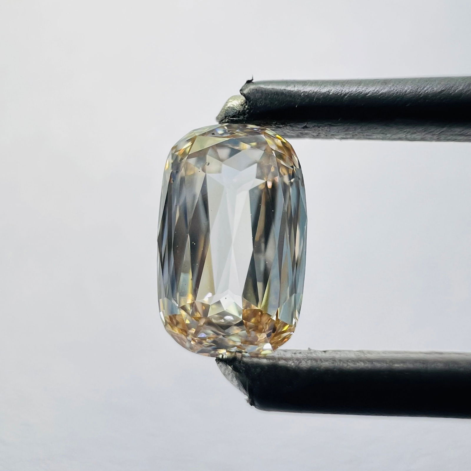 Loose Diamond - CUSHION BRILLIANT 0.66ct Orange VS2: Loose Diamond - CUSHION BRILLIANT 0.66ct Orange VS2 Source: This is a real non-mined Diamond that has been grown in a lab Shape: CUSHION BRILLIANT Carats: 0.66 Color: Orange Certification: NONE 