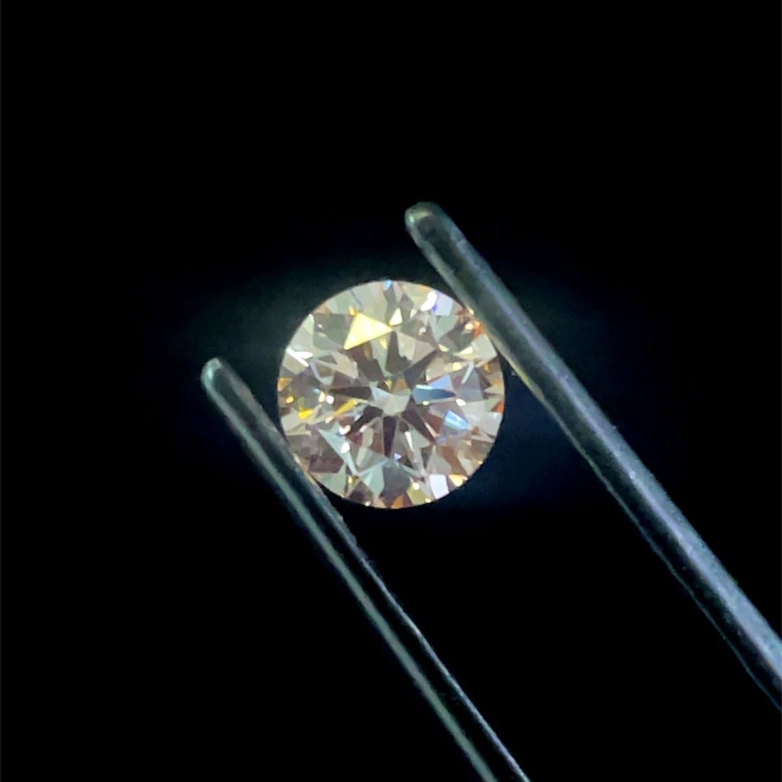 Ideal Loose Diamond - ROUND 1.03ct Pink VVS2: Ideal Loose Diamond - ROUND 1.03ct Pink VVS2 Source: This is a real non-mined Diamond that has been grown in a lab Shape: ROUND Carats: 1.03 Color: Pink Certification: NONE The Diamond Depot